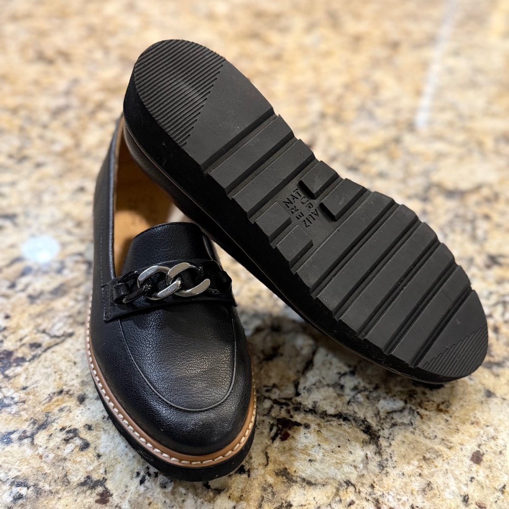 Naturalize black loafer